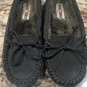 Minnetonka Women's Black Moccasins Women moccasins slippers
